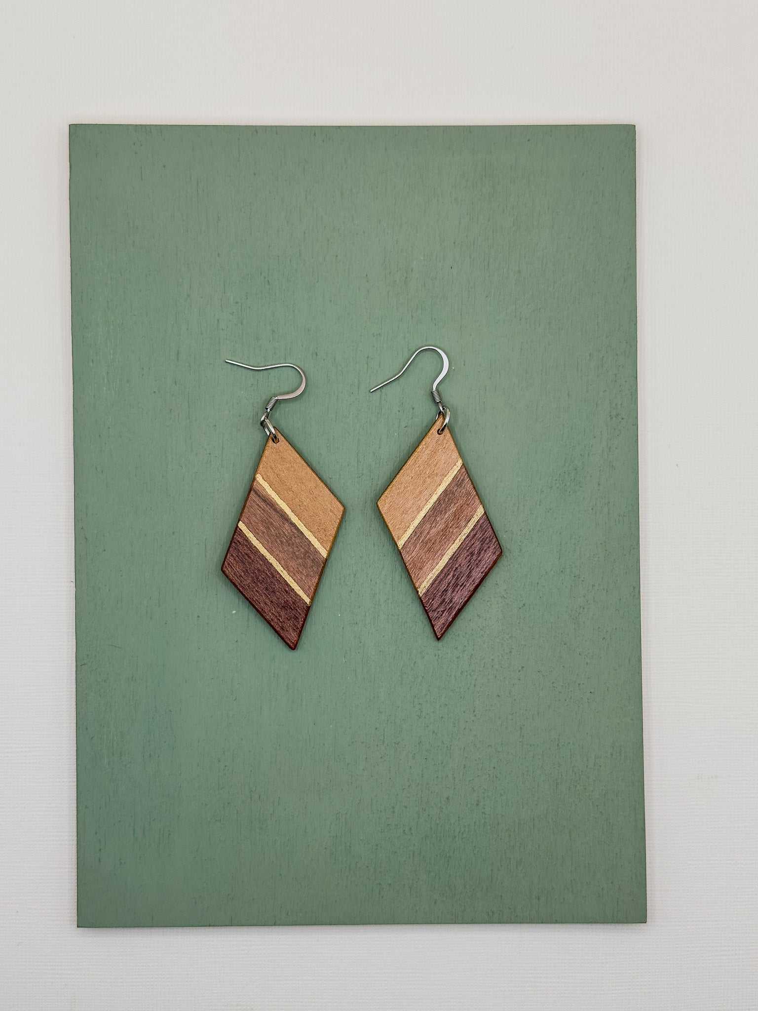 Rhombus Tricolor with gold highlights