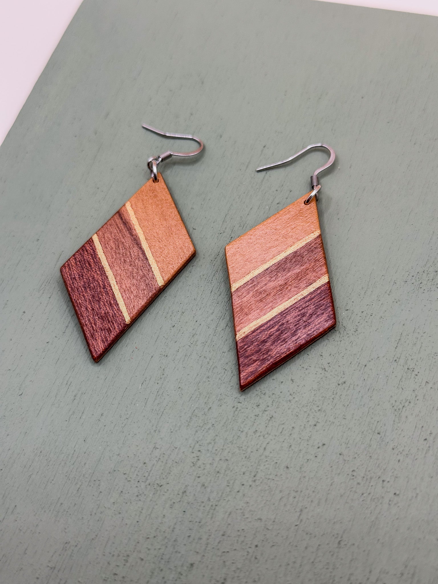 Rhombus Tricolor with gold highlights