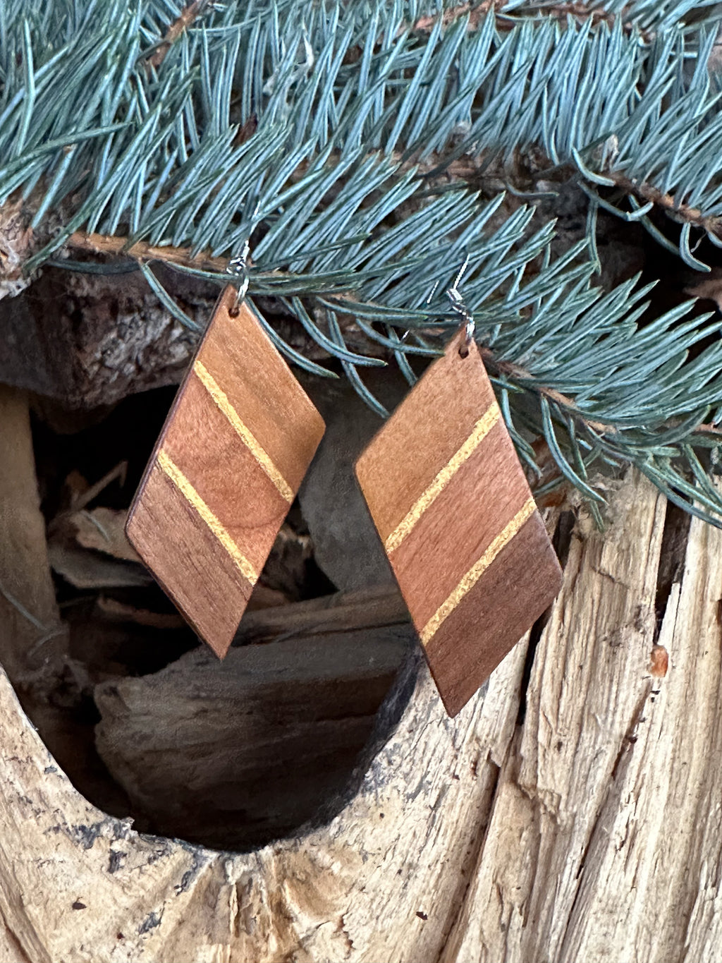 Rhombus Tricolor with gold highlights