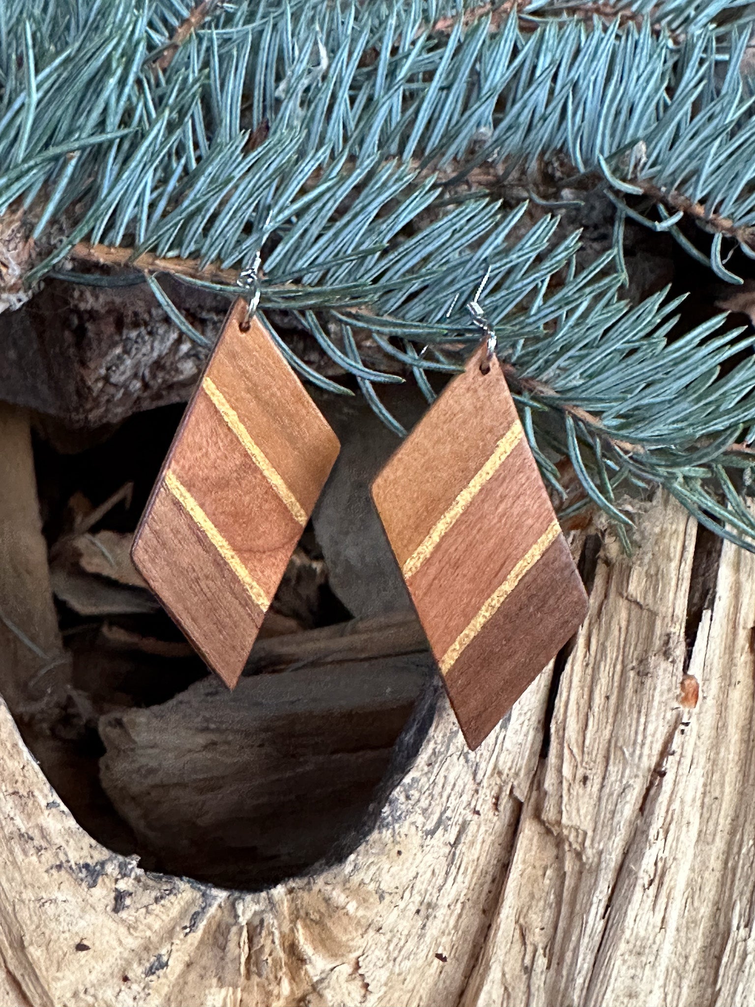 Rhombus Tricolor with gold highlights